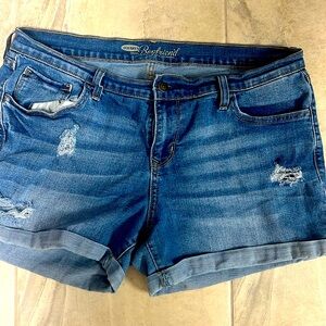 I’m selling these old navy boyfriend shorts. They are a size 14 regular.